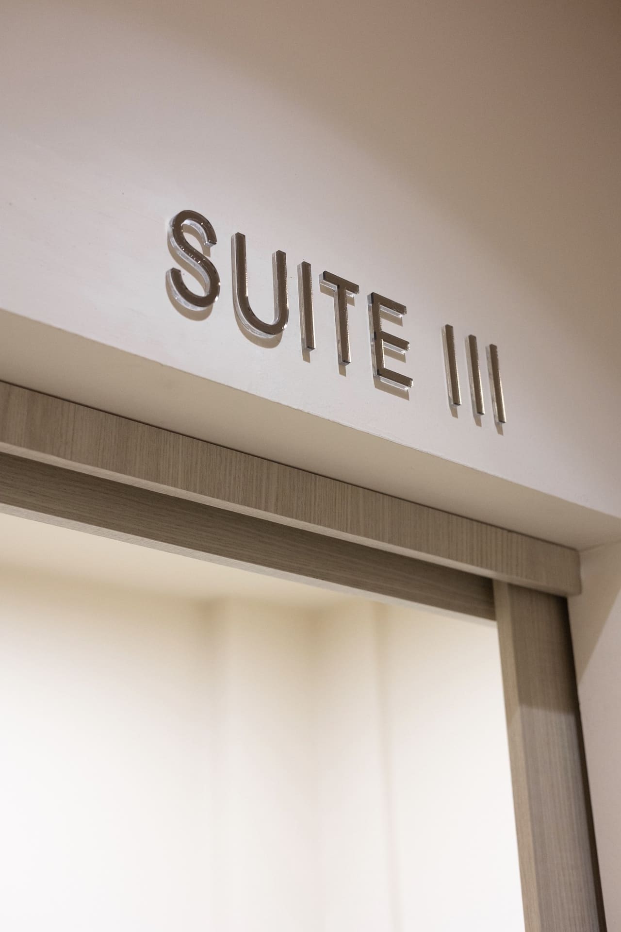 Η επιγραφή Suite III πάνω από την είσοδο