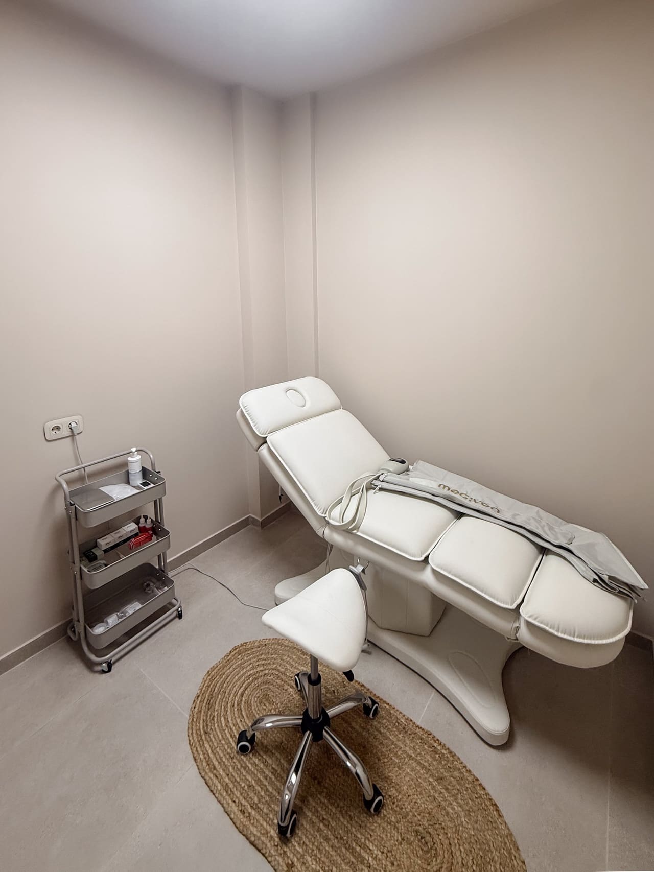Suite III με κρεβάτι θεραπείας και εξοπλισμό πρεσσοθεραπείας